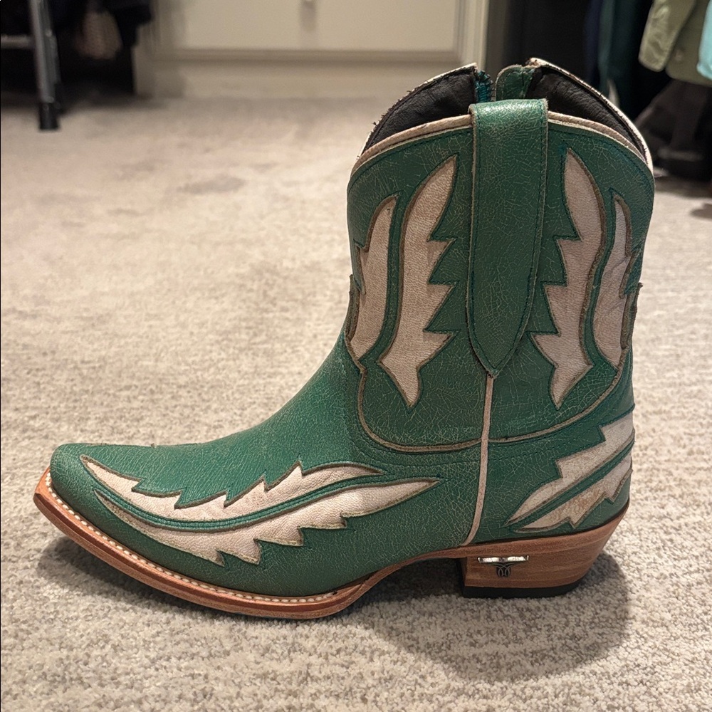 Lane boots Green and Tan Heeled Boots
Size 6.5 but run big closer to 7.5 in fit